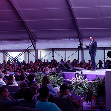 Foto de Amaury Vergara hablando en evento